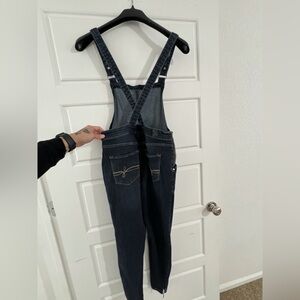 Skinny jean overalls, high waisted, body fitted. Size M